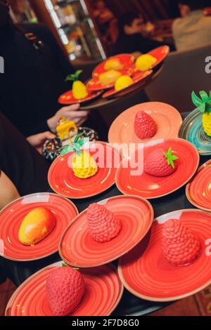 Tre dolci mousse sotto forma di palle di Natale uno sfondo scuro Foto Stock