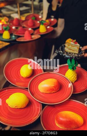 Tre dolci mousse sotto forma di palle di Natale uno sfondo scuro Foto Stock