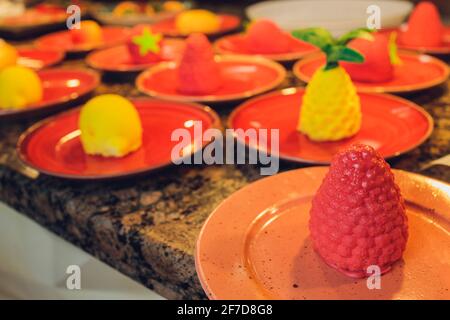 Tre dolci mousse sotto forma di palle di Natale uno sfondo scuro Foto Stock