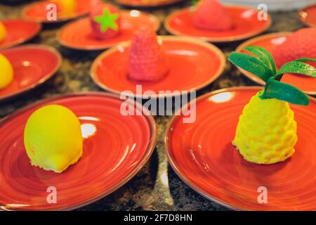 Tre dolci mousse sotto forma di palle di Natale uno sfondo scuro Foto Stock