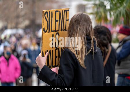 LONDRA, Regno Unito - 03 aprile 2021: Le attiviste per la sicurezza delle donne tengono dei segnali durante una protesta in seguito all’assassinio di Sarah Everard. Foto Stock