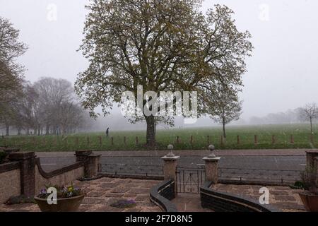 Northampton, Regno Unito. 6 aprile 2021. Tempo inusuale con acquazzoni di neve in aprile per un po' presto questa sera dopo venti amaramente freddi tutto il pomeriggio. Northamptonshire, Inghilterra. Credit: Keith J Smith./Alamy Live News Foto Stock