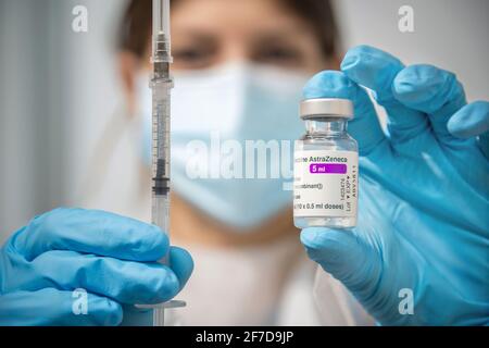 Campobasso,Regione Molise,Italia:UN vaccinatore mostra un flaconcino di vaccino AstraZeneca. Foto Stock