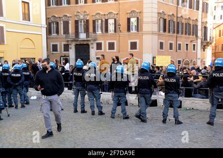 MANIFESTIONE RISTORATORI A MONTECITORIO CHE RICHIEDONO RIAPETERTURA ATTIVITA' CHIUSO PER LA PANDEMIA Foto Stock