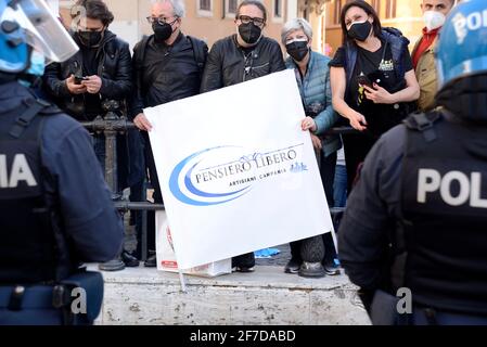 MANIFESTIONE RISTORATORI A MONTECITORIO CHE RICHIEDONO RIAPETERTURA ATTIVITA' CHIUSO PER LA PANDEMIA Foto Stock