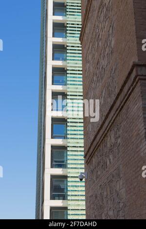 ufficio torre a Valencia vicino al letto vecchio di Il fiume Turia Foto Stock