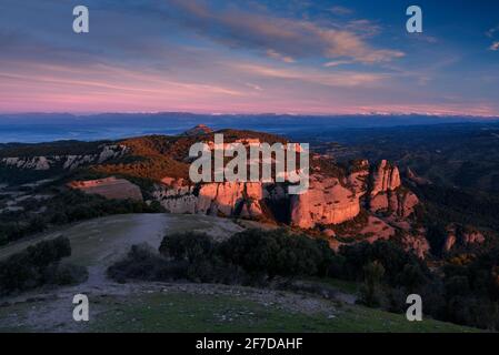 Alba invernale dalla vetta la Mola. Vista verso Montcau, la campagna della Catalogna e i Pirenei (Sant Llorenç del Munt, Catalogna, Spagna) Foto Stock