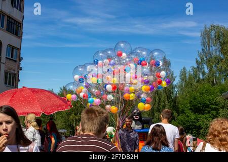 BIELORUSSIA, NOVOPOLOTSK - 29 APRILE 2020: Palloncini colorati nella festa e la gente Foto Stock