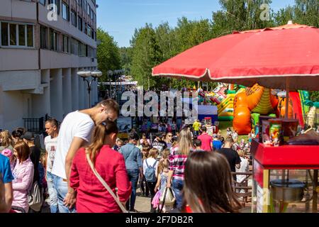 BIELORUSSIA, NOVOPOLOTSK - 29 APRILE 2020: Molte persone in vacanza per strada Foto Stock