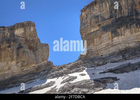 Brèche de Roland visto dal lato francese in estate (Gavarnie, Occitanie, Pirenei, Francia) ESP: La Brecha de Rolando vista desde el lado francés Foto Stock