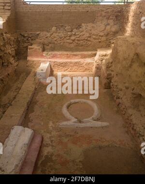 Altare di Cancho Roano nel sito archeologico, sito Tartessico meglio conservato. Zalamea de la Serena, Estremadura, Spagna Foto Stock