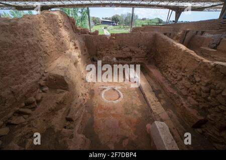 Altare di Cancho Roano nel sito archeologico, sito Tartessico meglio conservato. Zalamea de la Serena, Estremadura, Spagna Foto Stock