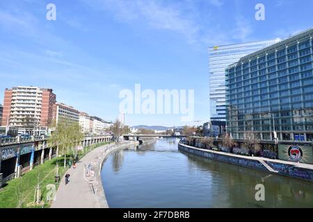 Vienna, Austria. Il canale del Danubio con la Torre Raiffeisen sulla destra Foto Stock