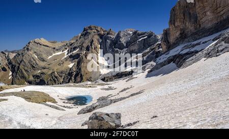 Cirque de Gavarnie visto da vicino al Brèche de Roland in estate (Parco Nazionale dei Pirenei, Gavarnie, Midi-Pirenei, Occitanie, Francia) Foto Stock