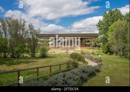 I visitatori sono vicini al sito archeologico di Cancho Roano. Zalamea de la Serena, Badajoz, Extremadura, Spagna Foto Stock