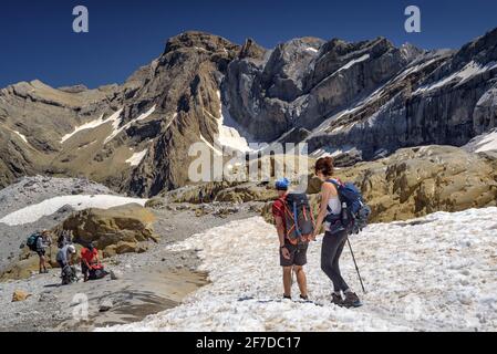 Cirque de Gavarnie visto da vicino al Brèche de Roland in estate (Parco Nazionale dei Pirenei, Gavarnie, Midi-Pirenei, Occitanie, Francia) Foto Stock