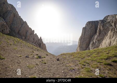 Enforcadura del Pedraforca (depressione montana tra le due cime) (provincia di Barcellona, Catalogna, Spagna, Pirenei) Foto Stock