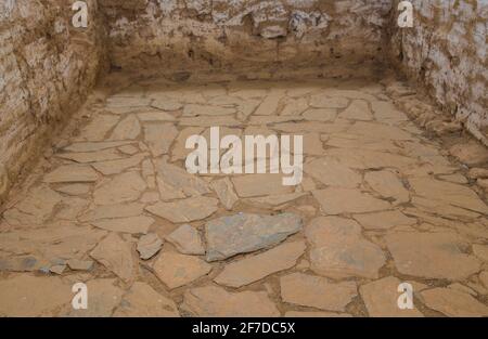 Pavimento in ardesia Cancho Roano. Sito Tartessiano meglio conservato. Zalamea de la Serena, Estremadura, Spagna Foto Stock