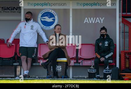 Crawley, Regno Unito. 04th Apr 2021. Il manager dell'Utd, Casey Stoney (al centro), con l'allenatore dell'Utd Man Elle Turner (a destra) e l'allenatore di portiere dell'Utd Man Ian Willcock durante la partita della FAWSL tra Brighton e Hove Albion Women e Manchester United Women presso il People's Pension Stadium di Crawley, Inghilterra, il 4 aprile 2021. Foto di Andy Rowland. Credit: Prime Media Images/Alamy Live News Foto Stock
