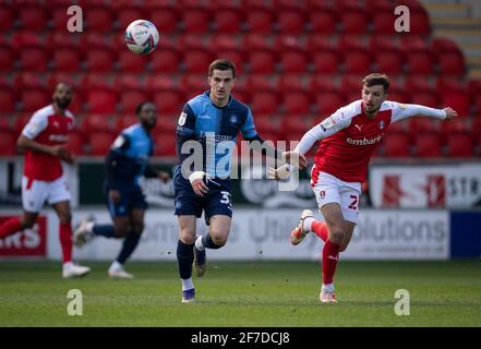 Rotherham, Regno Unito. 05 aprile 2021. Anis Mehmeti di Wycombe Wanderers & Dan Barlaser di Rotherham United durante lo Sky Bet Championship a porte chiuse partita tra Rotherham United e Wycombe Wanderers al New York Stadium, Rotherham, Inghilterra, il 5 aprile 2021. Foto di Andy Rowland. Credit: Prime Media Images/Alamy Live News Foto Stock