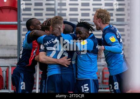 Rotherham, Regno Unito. 05 aprile 2021. Festeggiamenti dopo il terzo goal di Wycombe durante lo Sky Bet Championship a porte chiuse tra Rotherham United e Wycombe Wanderers al New York Stadium di Rotherham, Inghilterra, il 5 aprile 2021. Foto di Andy Rowland. Credit: Prime Media Images/Alamy Live News Foto Stock