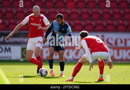 Rotherham, Regno Unito. 05 aprile 2021. Curtis Thompson di Wycombe Wanderers e Michael Smith di Rotherham United durante il campionato Sky Bet a porte chiuse incontro tra Rotherham United e Wycombe Wanderers al New York Stadium di Rotherham, Inghilterra, il 5 aprile 2021. Foto di Andy Rowland. Credit: Prime Media Images/Alamy Live News Foto Stock