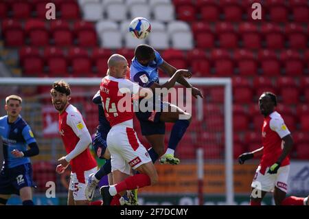 Rotherham, Regno Unito. 05 aprile 2021. Uche Ikpeazu di Wycombe Wanderers e Michael Smith di Rotherham United durante il campionato Sky Bet a porte chiuse incontro tra Rotherham United e Wycombe Wanderers al New York Stadium di Rotherham, Inghilterra, il 5 aprile 2021. Foto di Andy Rowland. Credit: Prime Media Images/Alamy Live News Foto Stock