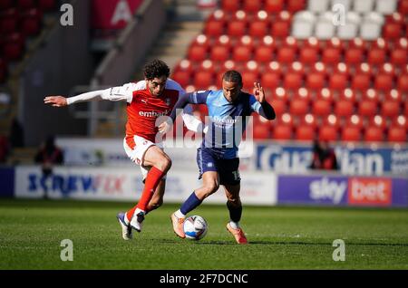 Rotherham, Regno Unito. 05 aprile 2021. Curtis Thompson di Wycombe Wanderers & Matt Crooks di Rotherham United durante lo Sky Bet Championship a porte chiuse tra Rotherham United e Wycombe Wanderers al New York Stadium di Rotherham, Inghilterra, il 5 aprile 2021. Foto di Andy Rowland. Credit: Prime Media Images/Alamy Live News Foto Stock