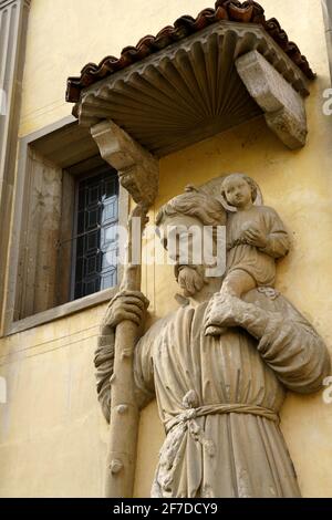 Castiglione Olona, provincia di Varese, Lombardia, Italia: Facciata della chiesa storica, statua Foto Stock