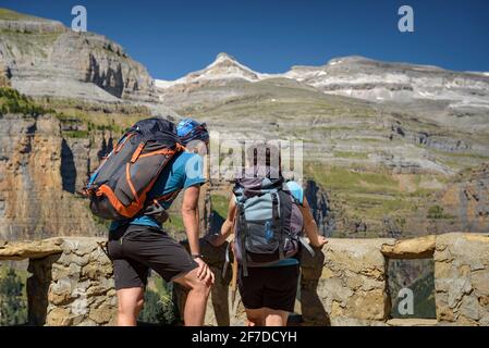 Escursionisti che guardano alla valle di Ordesa dal punto di vista Mirador de Calcilarruego (Parco Nazionale di Ordesa y Monte Perdido, Aragona, Spagna, Pirenei) Foto Stock