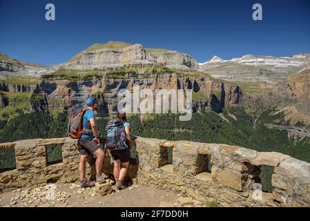 Escursionisti che guardano alla valle di Ordesa dal punto di vista Mirador de Calcilarruego (Parco Nazionale di Ordesa y Monte Perdido, Aragona, Spagna, Pirenei) Foto Stock