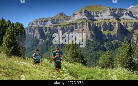 Escursione attraverso il Faja Pelay nella valle dell'Ordesa verso il rifugio Góriz (Parco Nazionale Ordesa y Monte Perdido, Huesca, Aragona, Spagna, Pirenei) Foto Stock