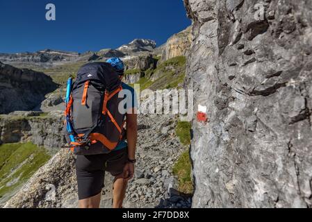 Escursione attraverso il Faja Pelay nella valle dell'Ordesa verso il rifugio Góriz (Parco Nazionale Ordesa y Monte Perdido, Huesca, Aragona, Spagna, Pirenei) Foto Stock