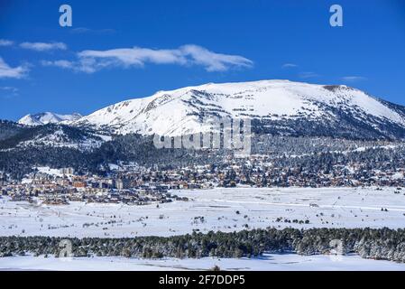 Stazione sciistica Les Angles, lago Matemale e regione dei Pirenei Orientali nevoso d'inverno (Les Angles, Pyrénées Orientales, Francia) Foto Stock