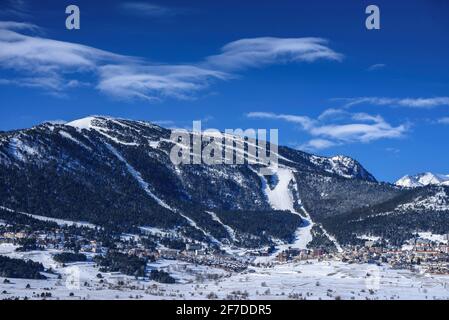 Stazione sciistica Les Angles, lago Matemale e regione dei Pirenei Orientali nevoso d'inverno (Les Angles, Pyrénées Orientales, Francia) Foto Stock