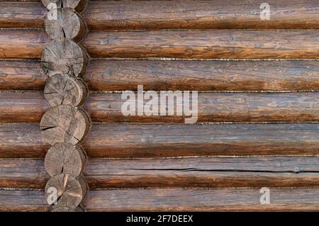 Travi di legno ruvido sfondo, marrone log parete texture primo piano per la progettazione di edifici. Foto Stock