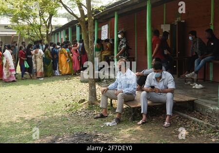 Kamrup, Assam, India. 6 Apr 2021. Gli elettori di un seggio nella terza fase delle elezioni dell'Assemblea di Assam, in un villaggio in mezzo alla pandemia del coronavirus COVID-19 il 6 aprile 2021 a Kamrup, India. Le elezioni dell'assemblea nello stato di Assam si sono svolte in tre fasi a partire da marzo 27. I voti sono stati interrogati in 1, 53,538 stazioni di polling distribuite oggi in 475 circoscrizioni di Assemblea in cinque stati dell'India. Credit: David Talukdar/ZUMA Wire/Alamy Live News Foto Stock