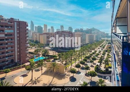 Vista sui grattacieli di Benidorm, Finestrat e la Cala Villajoyosa in giornata di sole dal balcone della casa Foto Stock