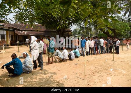 Kamrup, Assam, India. 6 Apr 2021. Gli elettori di un seggio nella terza fase delle elezioni dell'Assemblea di Assam, in un villaggio in mezzo alla pandemia del coronavirus COVID-19 il 6 aprile 2021 a Kamrup, India. Le elezioni dell'assemblea nello stato di Assam si sono svolte in tre fasi a partire da marzo 27. I voti sono stati interrogati in 1, 53,538 stazioni di polling distribuite oggi in 475 circoscrizioni di Assemblea in cinque stati dell'India. Credit: David Talukdar/ZUMA Wire/Alamy Live News Foto Stock