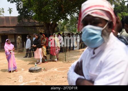 Kamrup, Assam, India. 6 Apr 2021. Gli elettori di un seggio nella terza fase delle elezioni dell'Assemblea di Assam, in un villaggio in mezzo alla pandemia del coronavirus COVID-19 il 6 aprile 2021 a Kamrup, India. Le elezioni dell'assemblea nello stato di Assam si sono svolte in tre fasi a partire da marzo 27. I voti sono stati interrogati in 1, 53,538 stazioni di polling distribuite oggi in 475 circoscrizioni di Assemblea in cinque stati dell'India. Credit: David Talukdar/ZUMA Wire/Alamy Live News Foto Stock