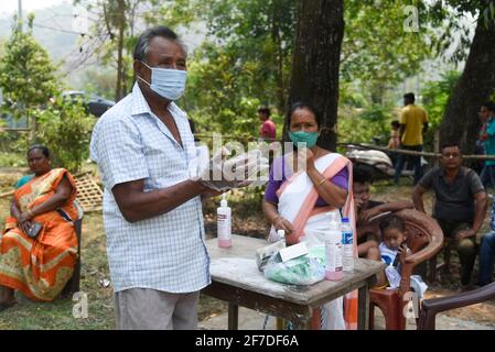 Kamrup, Assam, India. 6 Apr 2021. Gli elettori di un seggio nella terza fase delle elezioni dell'Assemblea di Assam, in un villaggio in mezzo alla pandemia del coronavirus COVID-19 il 6 aprile 2021 a Kamrup, India. Le elezioni dell'assemblea nello stato di Assam si sono svolte in tre fasi a partire da marzo 27. I voti sono stati interrogati in 1, 53,538 stazioni di polling distribuite oggi in 475 circoscrizioni di Assemblea in cinque stati dell'India. Credit: David Talukdar/ZUMA Wire/Alamy Live News Foto Stock