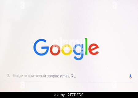 NOVOPOLOTSK, BIELORUSSIA - 06 FEBBRAIO 2021: Barra di ricerca di Google su un computer display Foto Stock