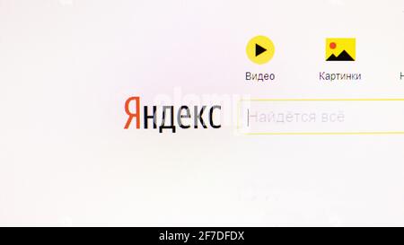 NOVOPOLOTSK, BIELORUSSIA - 06 FEBBRAIO, 2021: Barra di ricerca Yandex su un computer display Foto Stock