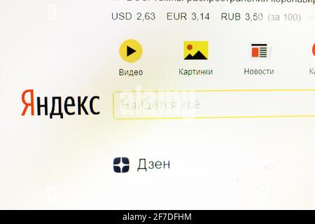 NOVOPOLOTSK, BIELORUSSIA - 06 FEBBRAIO, 2021: Barra di ricerca Yandex su un computer display Foto Stock