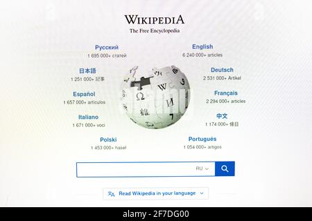 NOVOPOLOTSK, BIELORUSSIA - 06 FEBBRAIO, 2021: Pagina iniziale di Wikipedia in primo piano Foto Stock