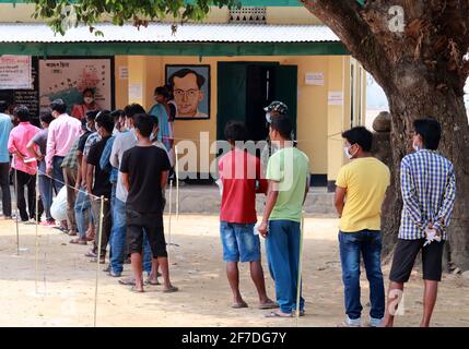 Kamrup, Assam, India. 6 Apr 2021. Gli elettori di un seggio nella terza fase delle elezioni dell'Assemblea di Assam, in un villaggio in mezzo alla pandemia del coronavirus COVID-19 il 6 aprile 2021 a Kamrup, India. Le elezioni dell'assemblea nello stato di Assam si sono svolte in tre fasi a partire da marzo 27. I voti sono stati interrogati in 1, 53,538 stazioni di polling distribuite oggi in 475 circoscrizioni di Assemblea in cinque stati dell'India. Credit: David Talukdar/ZUMA Wire/Alamy Live News Foto Stock