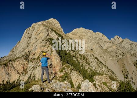 Vista sulle montagne di Pedraforcia da Balcó de la Joaquima, lungo la strada fino a Pollegó Inferior (Berguedà, Catalogna, Spagna, Pirenei) Foto Stock