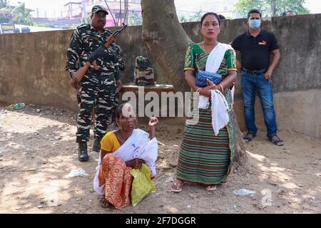 Kamrup, Assam, India. 6 Apr 2021. Gli elettori di un seggio nella terza fase delle elezioni dell'Assemblea di Assam, in un villaggio in mezzo alla pandemia del coronavirus COVID-19 il 6 aprile 2021 a Kamrup, India. Le elezioni dell'assemblea nello stato di Assam si sono svolte in tre fasi a partire da marzo 27. I voti sono stati interrogati in 1, 53,538 stazioni di polling distribuite oggi in 475 circoscrizioni di Assemblea in cinque stati dell'India. Credit: David Talukdar/ZUMA Wire/Alamy Live News Foto Stock