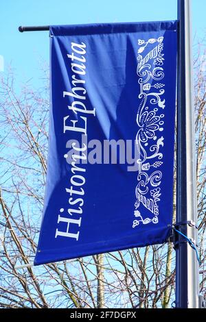 Ephrata, PA, USA - 4 aprile 2021: Bandiere storiche blu di Ephrata sulla strada principale di Ephrata, contea di Lancaster, Pennsylvania. Foto Stock