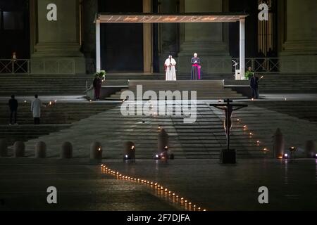 Roma, Italia. 02 aprile 2021. Papa Francesco celebra l'evento della Via Crucis in Piazza San Pietro. La piazza è deserta per il secondo anno, a causa della pandemia del coronavirus a Roma, Italia, il 2 aprile 2021. (Foto di Gennaro Leonardi/Pacific Press/Sipa USA) Credit: Sipa USA/Alamy Live News Foto Stock